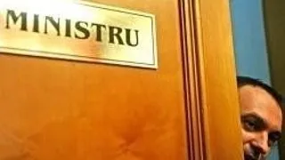 MINISTRUL EDUCATIEI 'AMENINTAT' DE STUDENTI