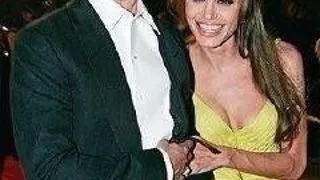 ANGELINA JOLIE ISI NEGLIJEAZA FAMILIA