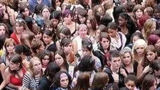 TINERII RESIMT CRIZA MAI TARE DECAT PERSOANELE ADULTE