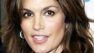 CINDY CRAWFORD A SCAPAT DE UN SANTAJIST NEAMT