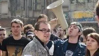 Studentii din Targu Jiu au protestat in fata Prefecturii