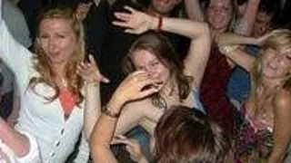 Viata de student: In club sau la teatru?