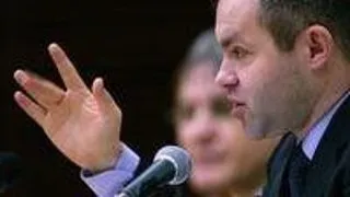 Funeriu arunca cu bani in universitatea unde preda tatal sau