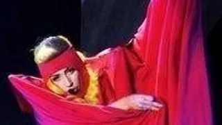 Lady Gaga fumeaza 'iarba' cand compune