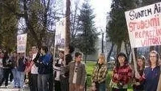 Studentii continua protestele