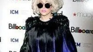 Lady Gaga ia platina pentru The Fame