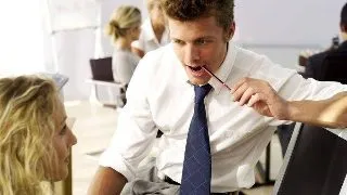 Flirt: 7 semne ca te place