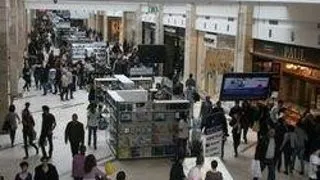 ?Vizitatorii de mall - pasionati cititori si cumparatori de carte?