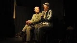 Un barbat si mai multe femei
