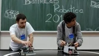 Sumorobotii realizati de studentii clujeni se dueleaza la BattleLab Robotica