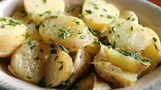 Reteta de weekend: Salata de cartofi noi