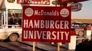 Studentii invata sa faca hamburgeri la Universitatea McDonald's!