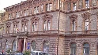 Studentii la Constructii din Universitatea Transilvania muncesc la refacerea cladirii rectoratului