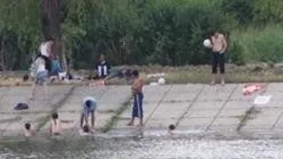Epidemiologii avertizeaza apa din stranduri iti poate produce chelirea