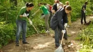 Voluntariat: Studentii craioveni fac curatenie in Gradina Botanica "Alexandrul Buia"