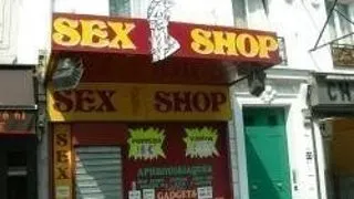 DOUA FETE INTR-UN SEXSHOP