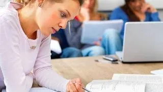 Studentii romani prefera invatatul in locul jobului