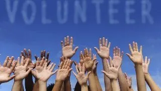 Studentii si angajatii cu studii superioare, cei mai activi voluntari romani