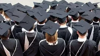 Discriminare: studentii romani din Marea Britanie risca sa fie exmatriculati!
