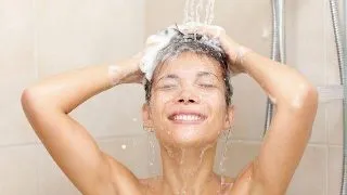 5 greseli pe care sa le eviti cand te speli pe cap!