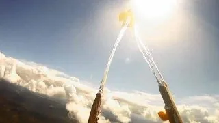 VIDEO: Un parasutist a fost la un pas de a fi lovit de un meteorit!