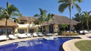 Vezi in ce vila de lux si-au petrecut luna de miere Kim Kardashian si Kayne West