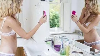 Postand fotografii selfie pe Facebook esti perceputa ca fiind mai putin atractiva si nu foarte inteligenta