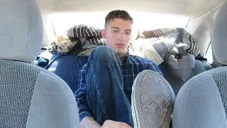Neavand bani de camin, un student din Texas a dormit in masina timp de un an!