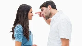 4 motive pentru care iubitul tau se poarta urat cu tine. Afla ce il face sa te raneasca!