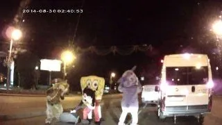 VIDEO: Incident bizar in Rusia cu Mickey Mouse si alte personaje costumate!!!