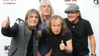 Unul din fondatorii AC/DC s-a retras. Trupa merge mai departe cu un nou album!