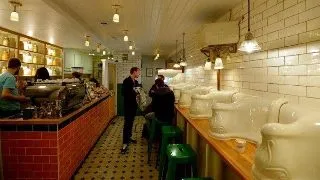 Marea Britanie si-a transformat toaletele publice in baruri si cafenele!