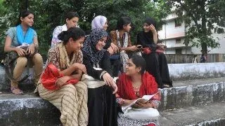 Studentele de la o universitate din India nu au voie la biblioteca pentru ca e "plina de baieti"!