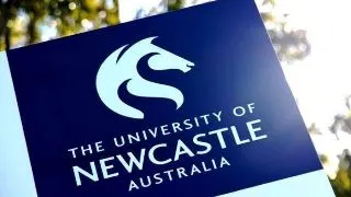 O studenta din Australia castiga bani mergand la biblioteca! Metoda?