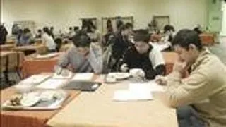 PENTRU CA POLITEHNISTII BUCURESTENI NU AU SALI DE LECTURA IN CAMINE - CANTINA STUDENTEASCA DIN REGIE A DEVENIT LOC DE INVATAT IN SESIUNE