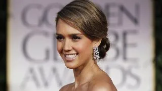 Tunsori si coafuri a la Jessica Alba, pe care ai voie sa le copiezi!