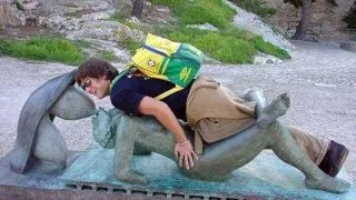 Cele mai amuzante fotografii cu statui si sculpturi!