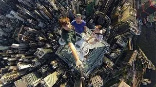 VIDEO: Acesti tineri au transformat selfie-ul in sport extrem. Priveste-i cat curaj au!!!