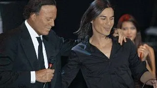 Surpriza uriasa rezervata doar publicului din Romania: JULIO IGLESIAS va canta pe aceeasi scena cu fiul sau
