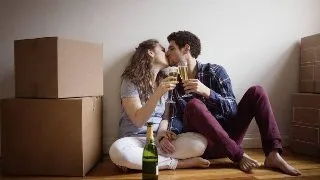 Cum sa mentii flacara aprinsa dupa ce v-ati mutat impreuna?