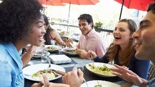 Nu ai bani? Mananca in oras! Ce poti cumpara cu 10 lei la restaurantele din Bucuresti?