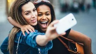 Iata cum poti fii mai fotogenic in pozele tip selfie