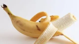 3 trucuri cu coji de banane. Iti albesc dintii si trateaza negii