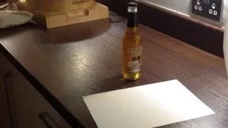 Credeai ca nu poti deschide o sticla de bere cu o bucata de hartie? Iata demonstratia!