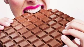 Dieta cu vin si ciocolata face furori. Afla cum poti sa slabesti consumand "alimente interzise"