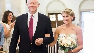 Super emotionant! Tatal ei murise, dar toti au amutit cand au vazut cine o aduce la altar
