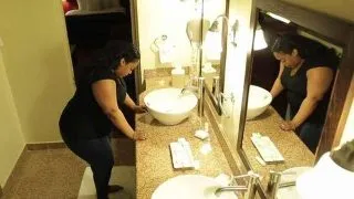 Nu intelegea de ce sta sotia lui cate o ora in baie. Cand a aflat adevarul a izbucnit in lacrimi