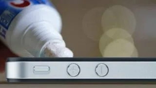 A pus pasta de dinti pe ecranul telefonului si a frecat. Ce s-a intamplat a uimit pe toata lumea