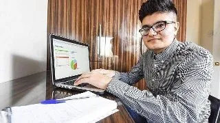 Geniul de 16 ani caruia investitorii americani i-au oferit 5 milioane de lire sterline. Oamenii de afaceri doresc sa cumpere un produs realizat de adolescent chiar in dormitorul lui