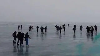 Momentul in care 8000 de oameni au trecut peste un loc nghe?at n Ungaria. Video de senzatie